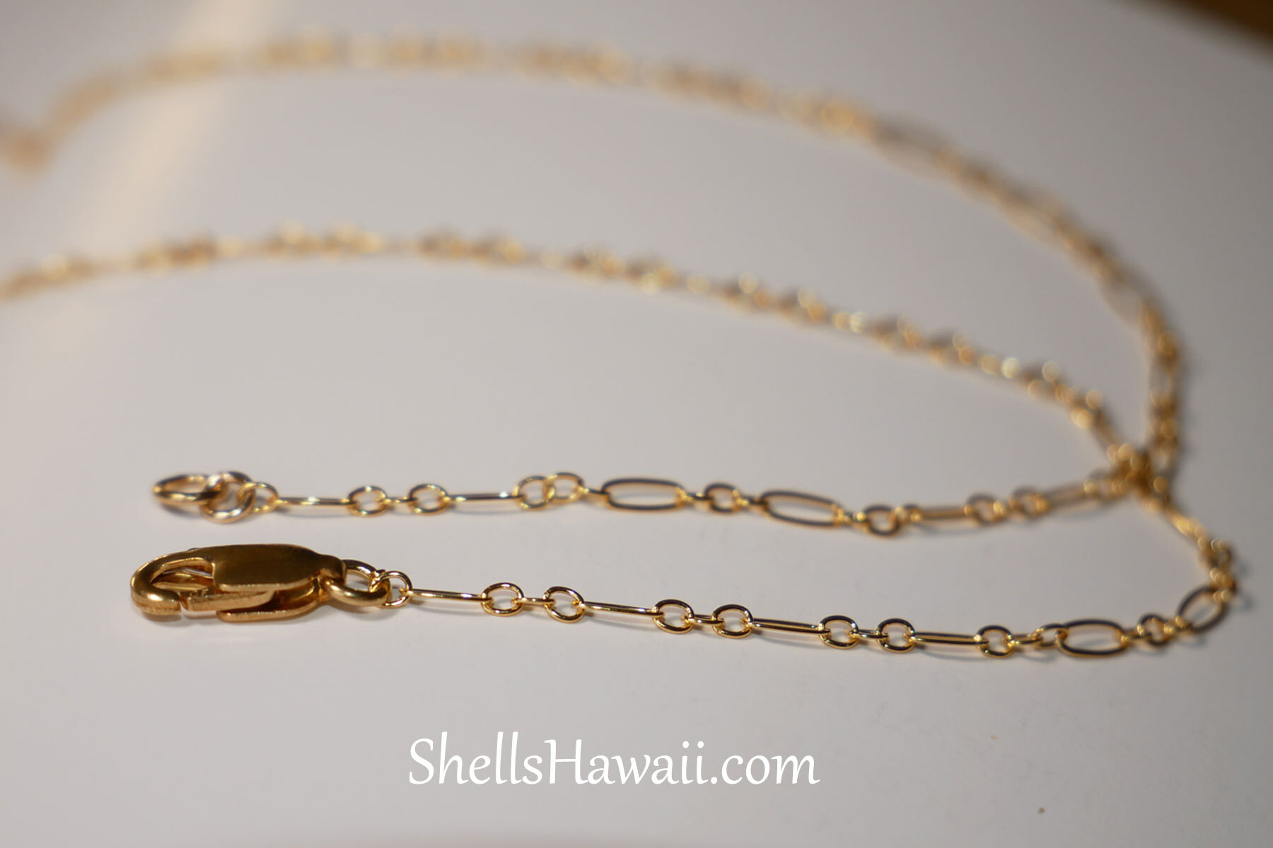 14k gold filled chain detail used in Niʻihau shell jewelry showing fine links, durability, and how the chain supports the shell design with secure, high-quality findings