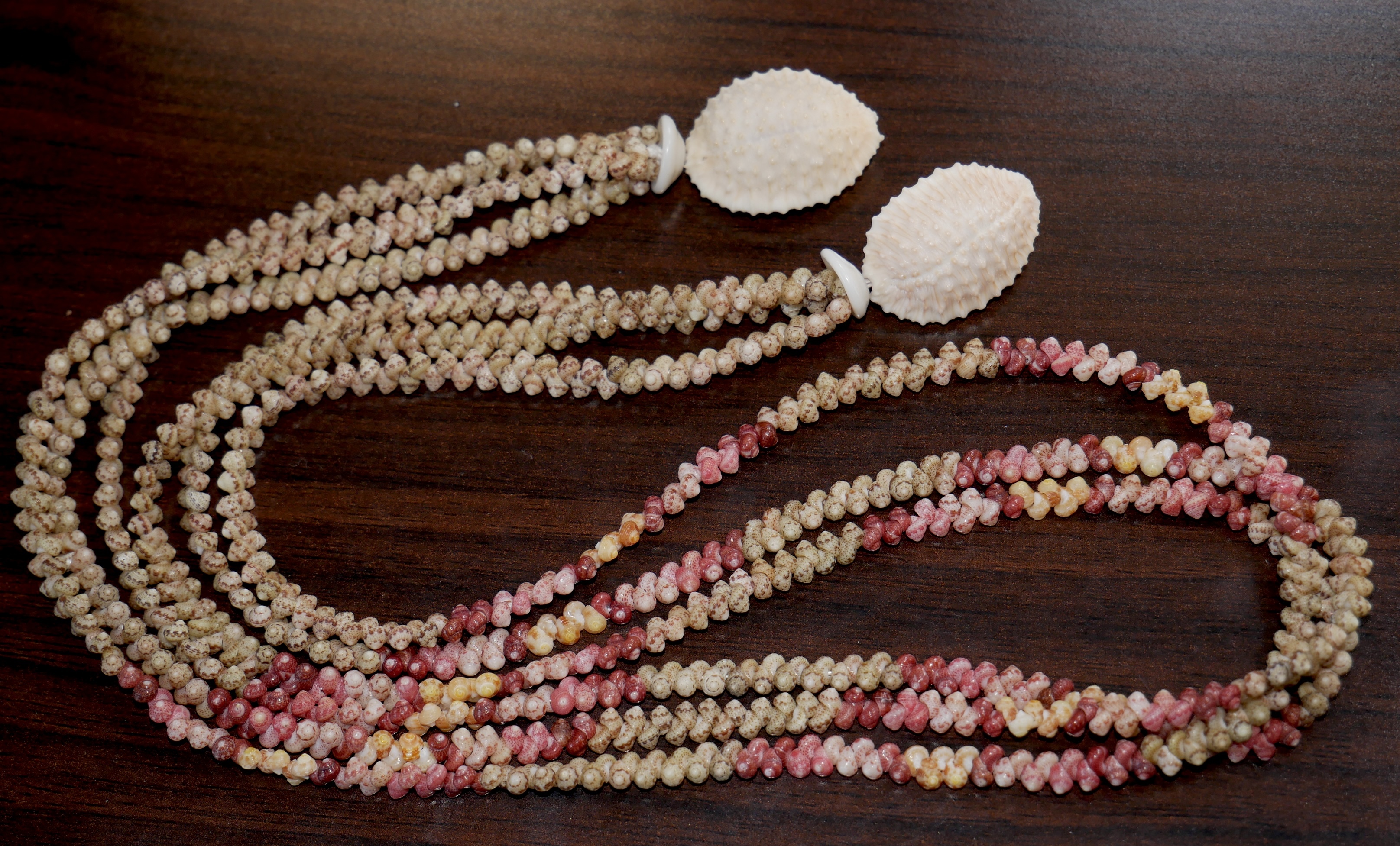 Kahelelani shell necklace with Manoa loa style